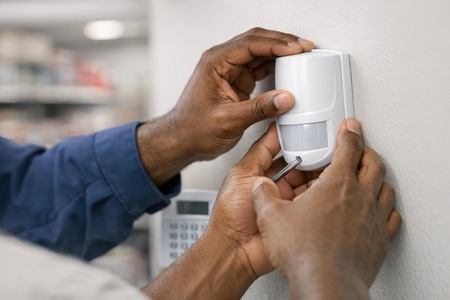 Pose de système alarme Martinique pour bureaux et commerces